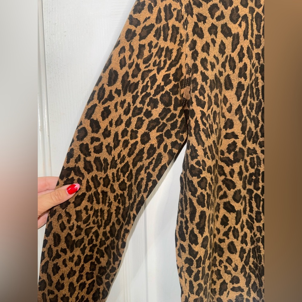 Cheetah Print Turtle Neck - Picture 4 of 5